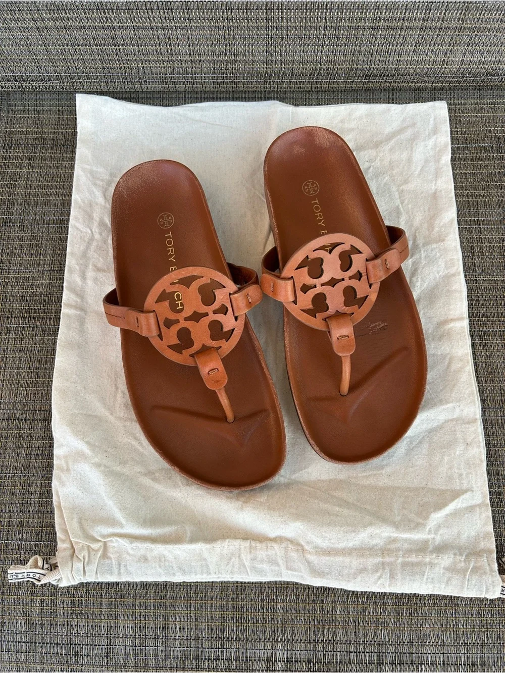 Tory Burch size 7 Miller Cloud Brown Leather Logo Thong Sandals Bourbon Miele